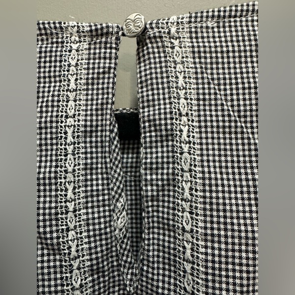 CeCe Size M Cotton Bell Sleeve Top NWOT - Picture 5 of 7